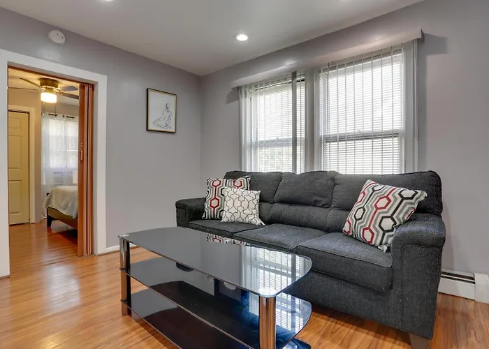 11 Mi To Manhattan: Pet-Friendly Duplex W/ Yard!