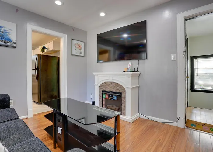 11 Mi To Manhattan: Pet-Friendly Duplex W/ Yard!